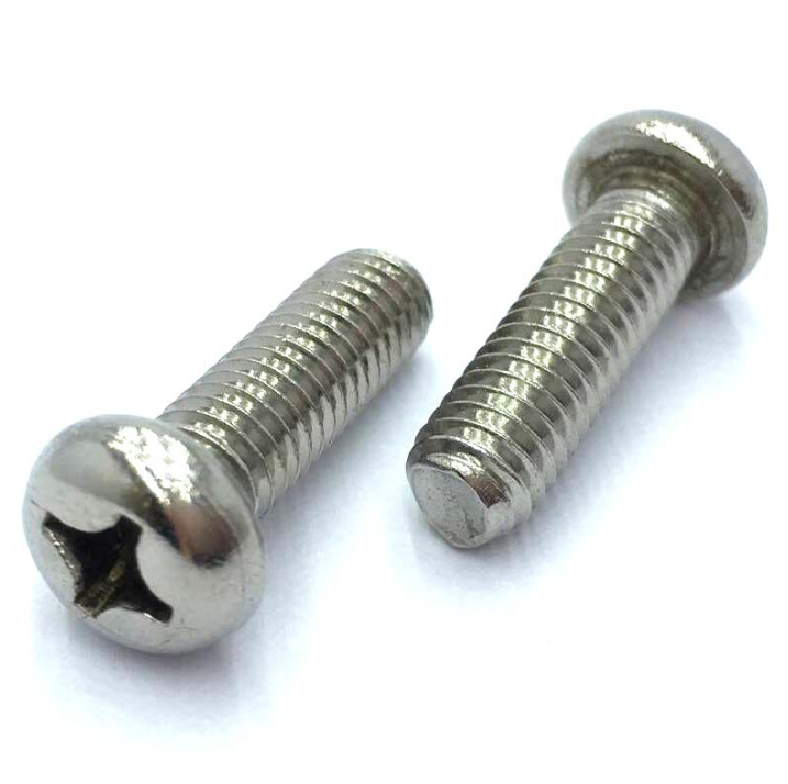 Quelle est la principale différence entre les vis à tête cylindrique et les vis à tête fraisée ?