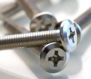 Comparaison des performances des vis martensitiques et austénitiques