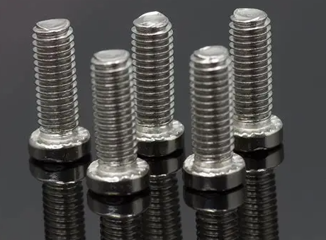 Quelles sont les causes de la décoloration des vis en acier inoxydable ?